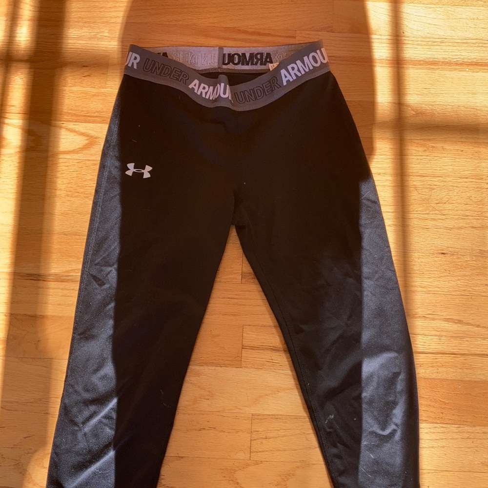 Selling girls Under Armor capris